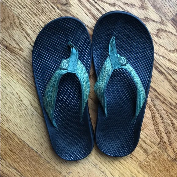 - Men’s size 7 Chaco flip flop