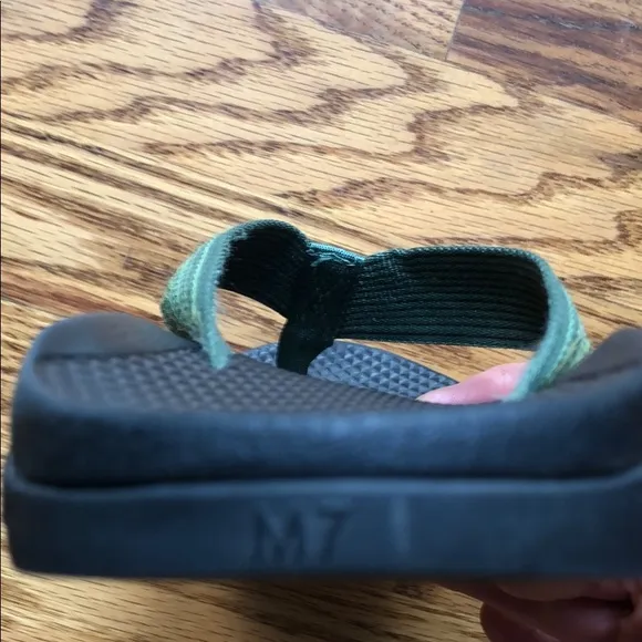 - Men’s size 7 Chaco flip flop
