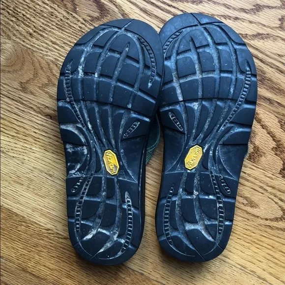 - Men’s size 7 Chaco flip flop