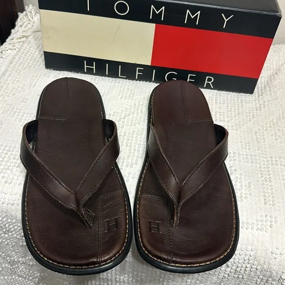 104. 🩴 Men’s Tommy Hilfiger brown leather sandals/flip flops brand new w box