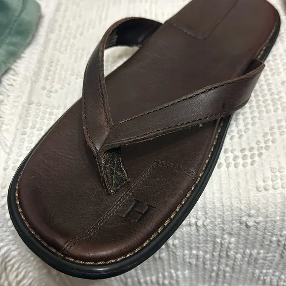 104. 🩴 Men’s Tommy Hilfiger brown leather sandals/flip flops brand new w box