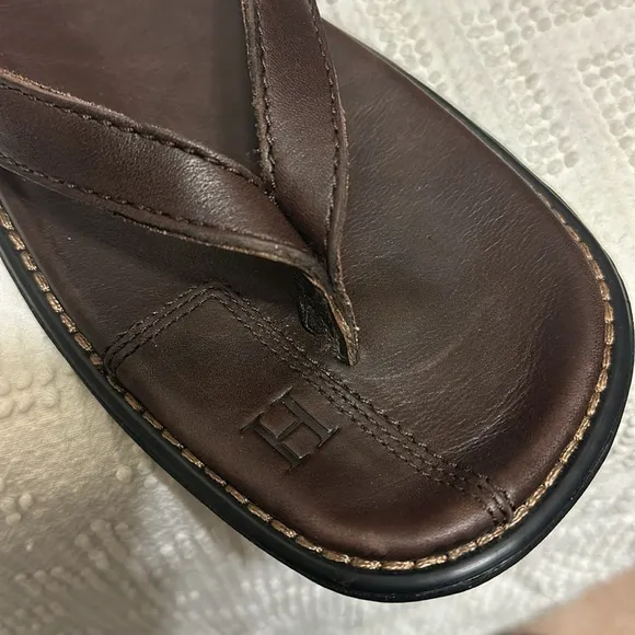 104. 🩴 Men’s Tommy Hilfiger brown leather sandals/flip flops brand new w box