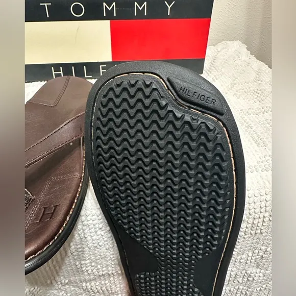 104. 🩴 Men’s Tommy Hilfiger brown leather sandals/flip flops brand new w box