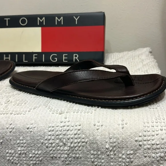 104. 🩴 Men’s Tommy Hilfiger brown leather sandals/flip flops brand new w box
