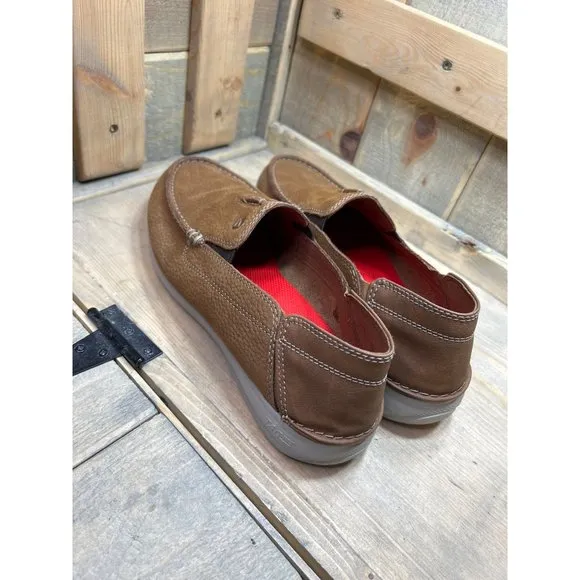 10.5M Clarks Mens Slip On Loafers Casual Shoes Tan Brown Leather