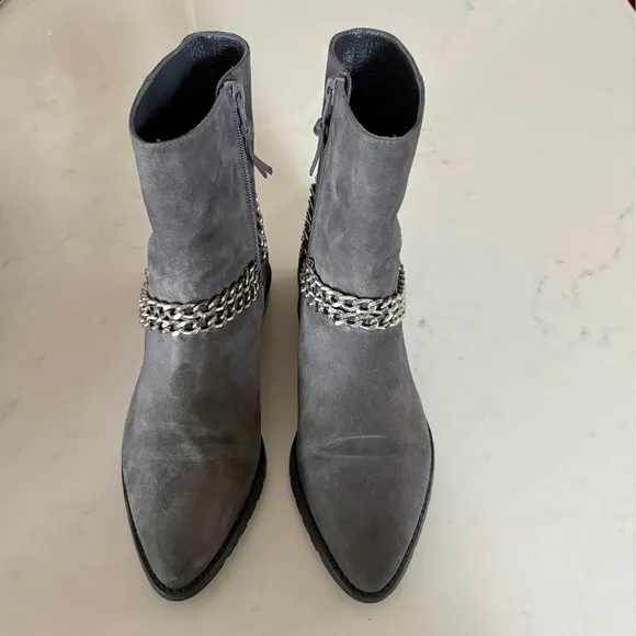 $575 STUART WEITZMAN Suede Chainit Ankle Boots Slate Gray Leather Booties SZ 6.5
