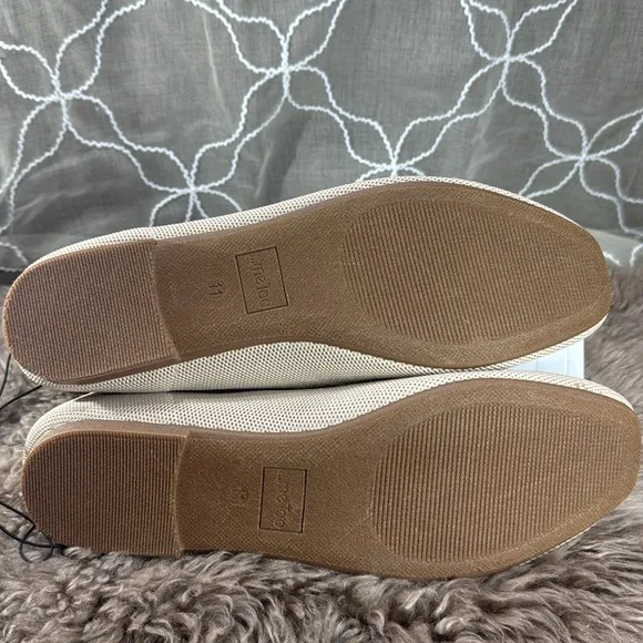 (A2) Me too flat shoes with soft and flexible upper, size 11 w, for women