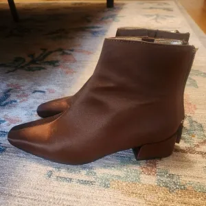 ABOUT ARIANNE Robbie Ankle Boots