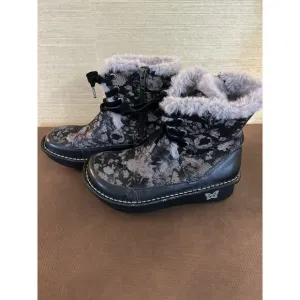 Alegria Twisp Dame Leather and Faux Fur Boots Size 5 Comfort