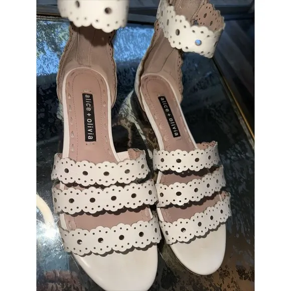 ALICE   OLIVIA Leather Lasercut Accents Gladiator Sandals Size 36/6 Bone White