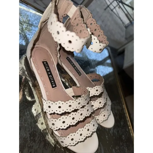 ALICE   OLIVIA Leather Lasercut Accents Gladiator Sandals Size 36/6 Bone White