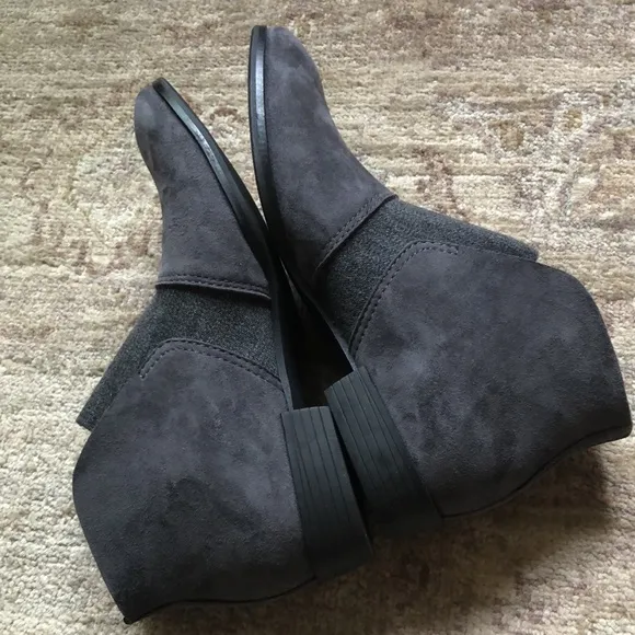 All Black Womens Capelet Suede Cap Toe Ankle Fashion BOOTS Grey Size 40.0