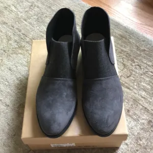 All Black Womens Capelet Suede Cap Toe Ankle Fashion BOOTS Grey Size 40.0