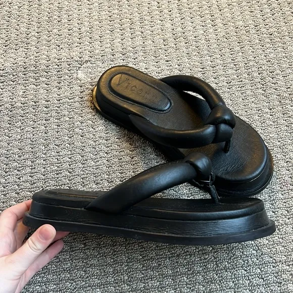 Anthropologie Vicenza Black Puffy Platform Flip Flop Sandals