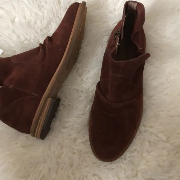 ANTHROPOLOGY Kelsi Dagger Brooklyn Latch Ankle Boots