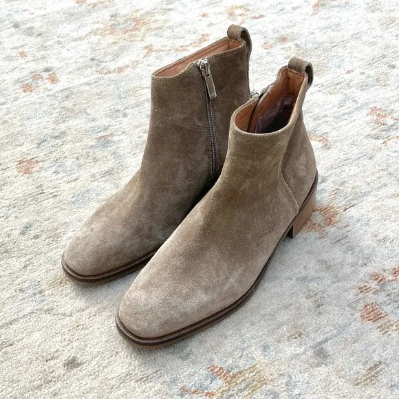 Aquatalia Carisa NWT New Tan Suede Ankle Boots Sz 5.5