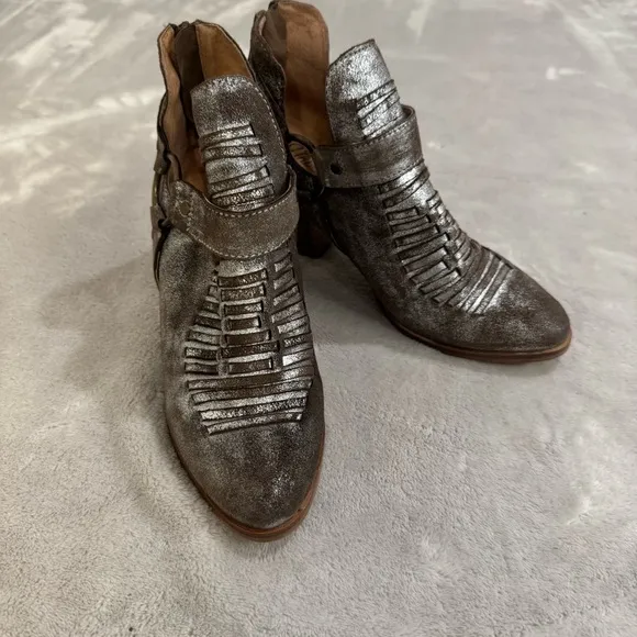 Ariat Unbridled Jaelle Western Leather Metallic Zipper Ankle Booties Boots