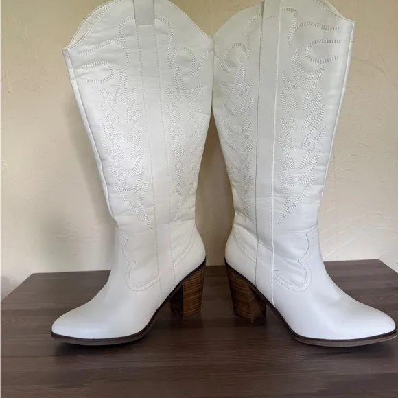 ARULA White Heeled Boots Western Style Women’s Size 8 Wide Calf/Wide