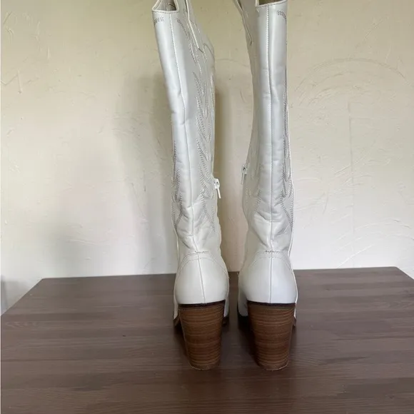 ARULA White Heeled Boots Western Style Women’s Size 8 Wide Calf/Wide