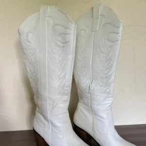 ARULA White Heeled Boots Western Style Women’s Size 8 Wide Calf/Wide