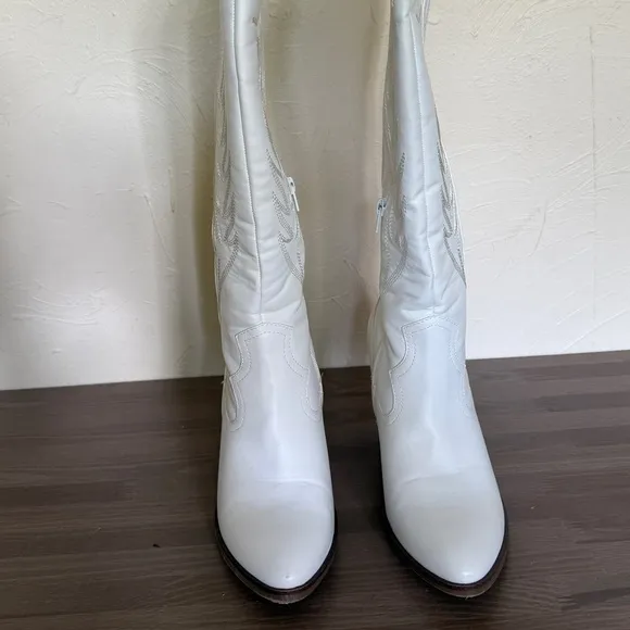 ARULA White Heeled Boots Western Style Women’s Size 8 Wide Calf/Wide
