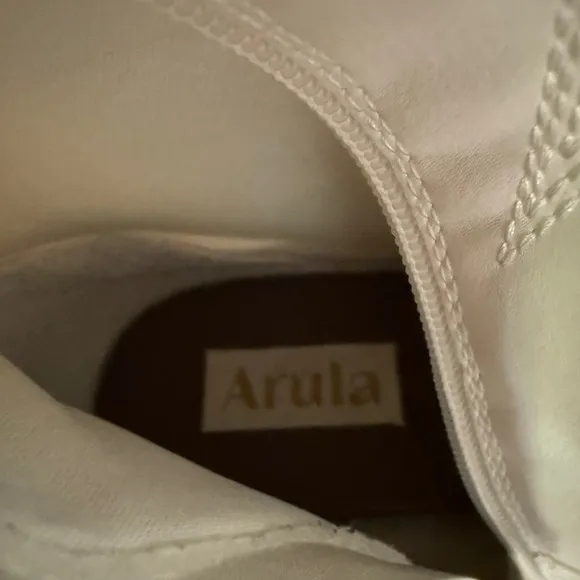 ARULA White Heeled Boots Western Style Women’s Size 8 Wide Calf/Wide