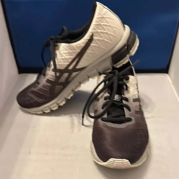 Asics women’s Black and White Running Shoes size 8
