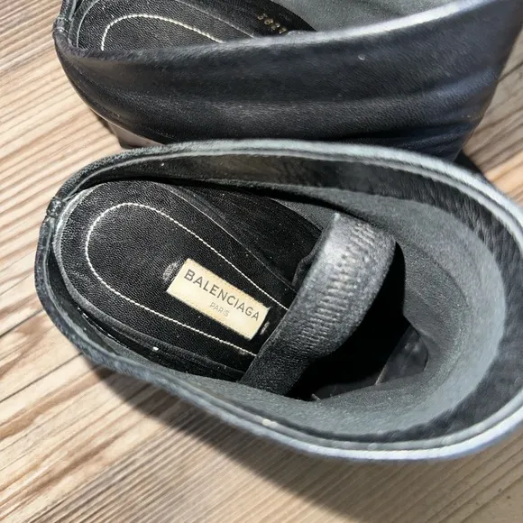 Balenciaga Black Ankle Boots Sleek Leather Design
