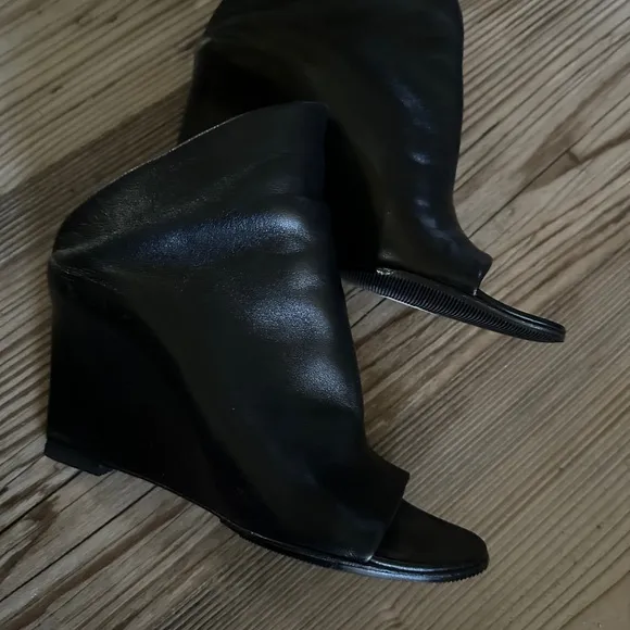 Balenciaga Black Ankle Boots Sleek Leather Design