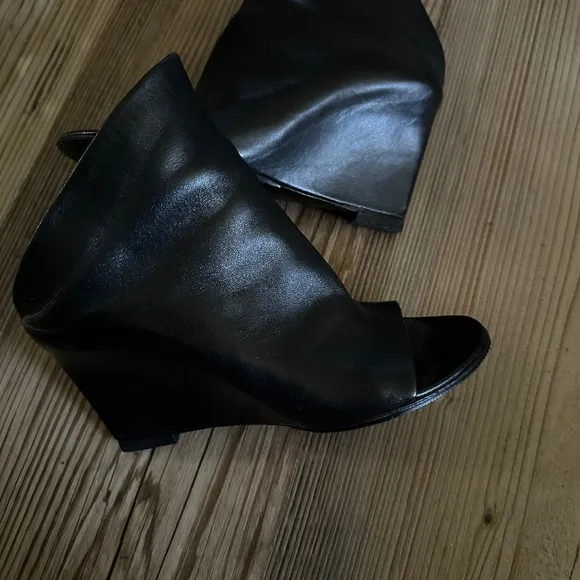 Balenciaga Black Ankle Boots Sleek Leather Design