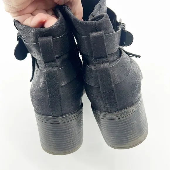 Baretraps Dionna Ankle Boots Black Burnished size 10 Straps