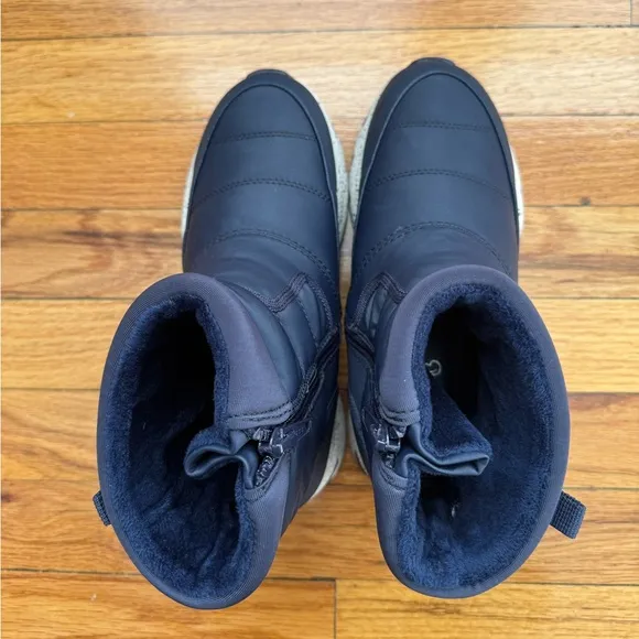 Baretraps navy blue waterproof boots US size 6, never worn