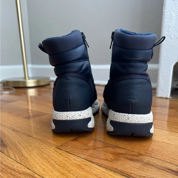 Baretraps navy blue waterproof boots US size 6, never worn