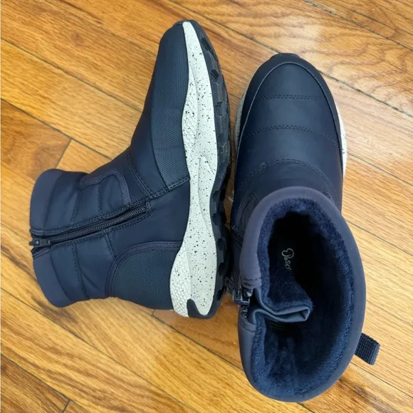 Baretraps navy blue waterproof boots US size 6, never worn