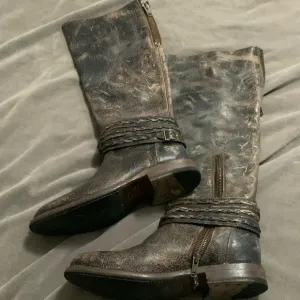 Bed Stu 8 black leather distressed 2 zippers