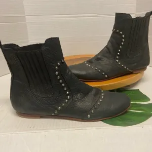 Bendito Pie Leather Studded Ankle Boots