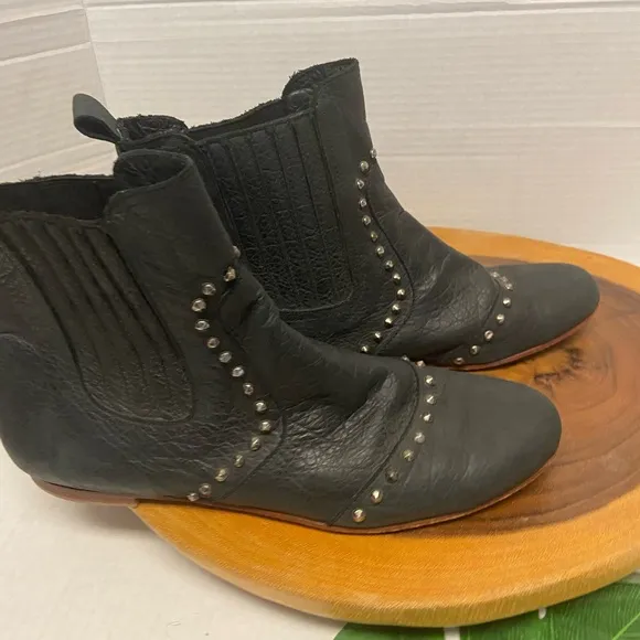 Bendito Pie Leather Studded Ankle Boots