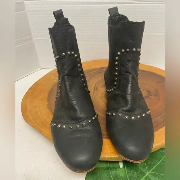 Bendito Pie Leather Studded Ankle Boots