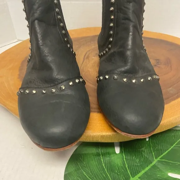 Bendito Pie Leather Studded Ankle Boots