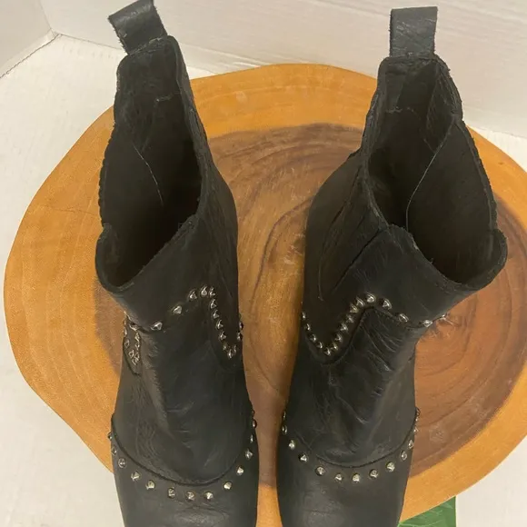 Bendito Pie Leather Studded Ankle Boots