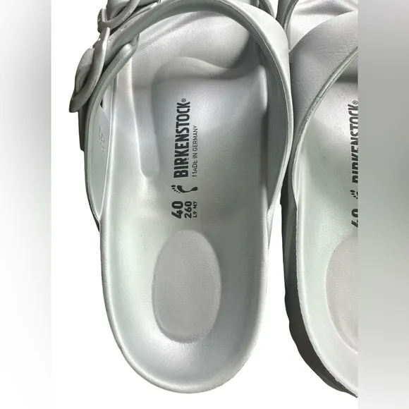 Birkenstock Silver Sandals (Like New - Great Condition) women’s size 9 🩶