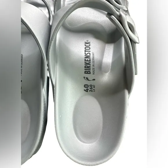 Birkenstock Silver Sandals (Like New - Great Condition) women’s size 9 🩶