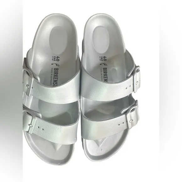 Birkenstock Silver Sandals (Like New - Great Condition) women’s size 9 🩶