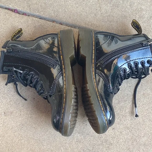 🎁Black patent leather Dr Martens ankle boots side zipper UC size US 13 ❤️ COND