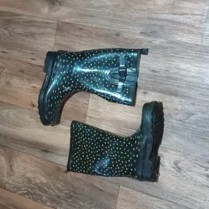 Black Winter and Rain Boots with Glossy Finish and Stylish Design