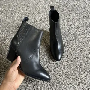 Boden Western Ankle Boots Black Leather Block Heel Pointed Toe Size 39 US 8 NEW