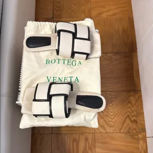 Bottega Veneta White and Black Sandals