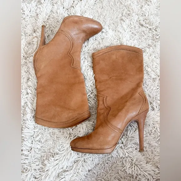 BOUTIQUE 9 &quot;Harper&quot; Leather Natural Tan Boot in size 8.5M