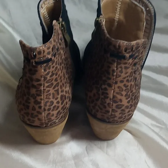 Boutique by Corkys zip up ankle boots cheetah