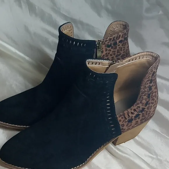 Boutique by Corkys zip up ankle boots cheetah
